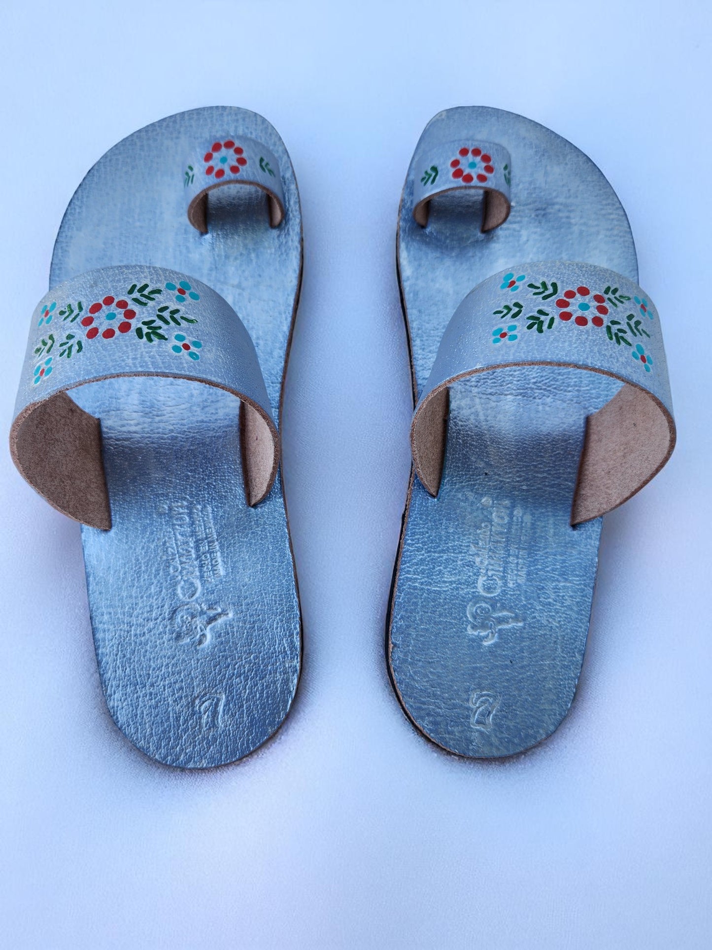 Silver color soft leather handmade toe-ring sandals with durable lightweight outsoles and hand-painted floral pattern