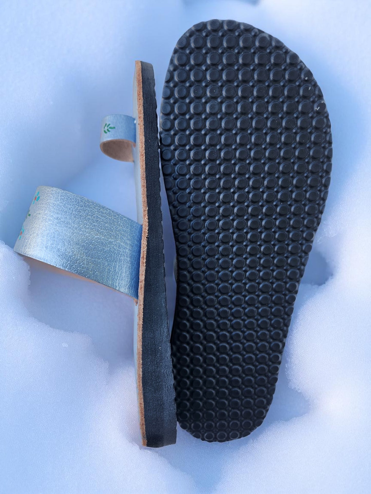 Silver color soft leather handmade toe-ring sandals with durable lightweight outsoles and hand-painted floral pattern