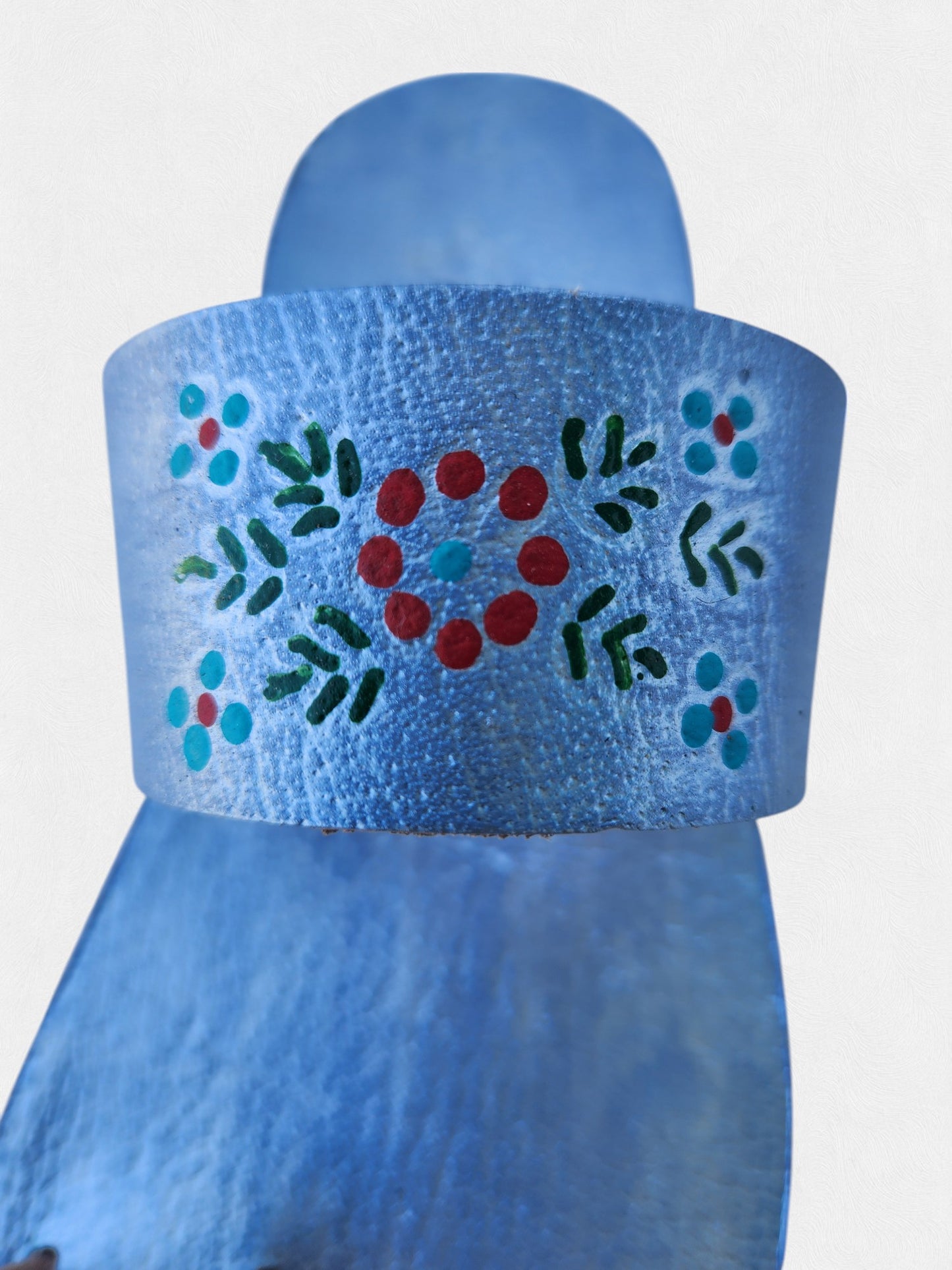 Silver color soft leather handmade toe-ring sandals with durable lightweight outsoles and hand-painted floral pattern