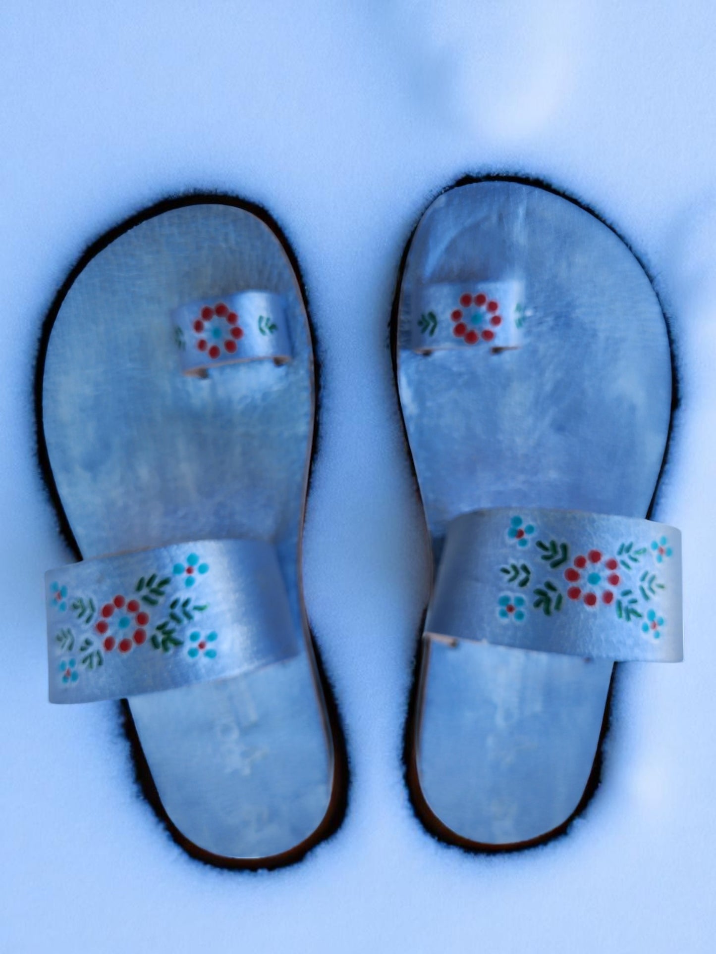Silver  color soft leather handmade toe-ring sandals with  durable lightweight outsoles and hand-painted floral pattern