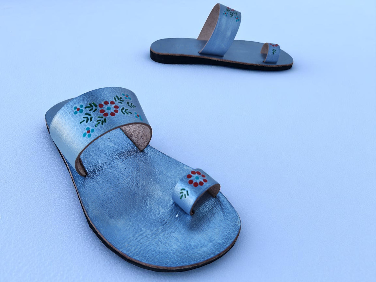 Silver  color soft leather handmade toe-ring sandals with  durable lightweight outsoles and hand-painted floral pattern
